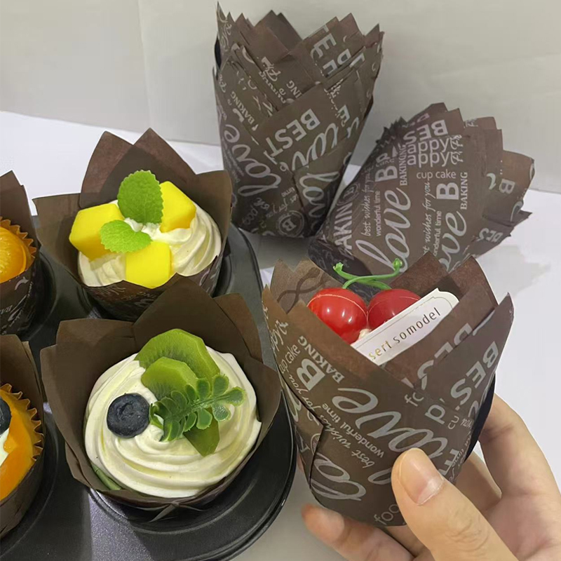 Wedding Cake Supply - 50個/100個 コーヒーをテーマにしたチューリップケーキ紙カップ、耐熱性と耐油性のベーキング紙カップ、新年、バレンタインデー、結婚式、誕生日パーティー、家庭用ベーキング用品に最適