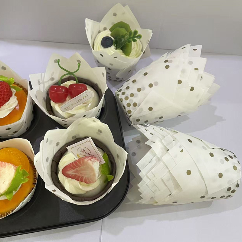50個/100個 ゴールドドットチューリップケーキカップ、高 - Wedding Cake Supply のレビューと価格
